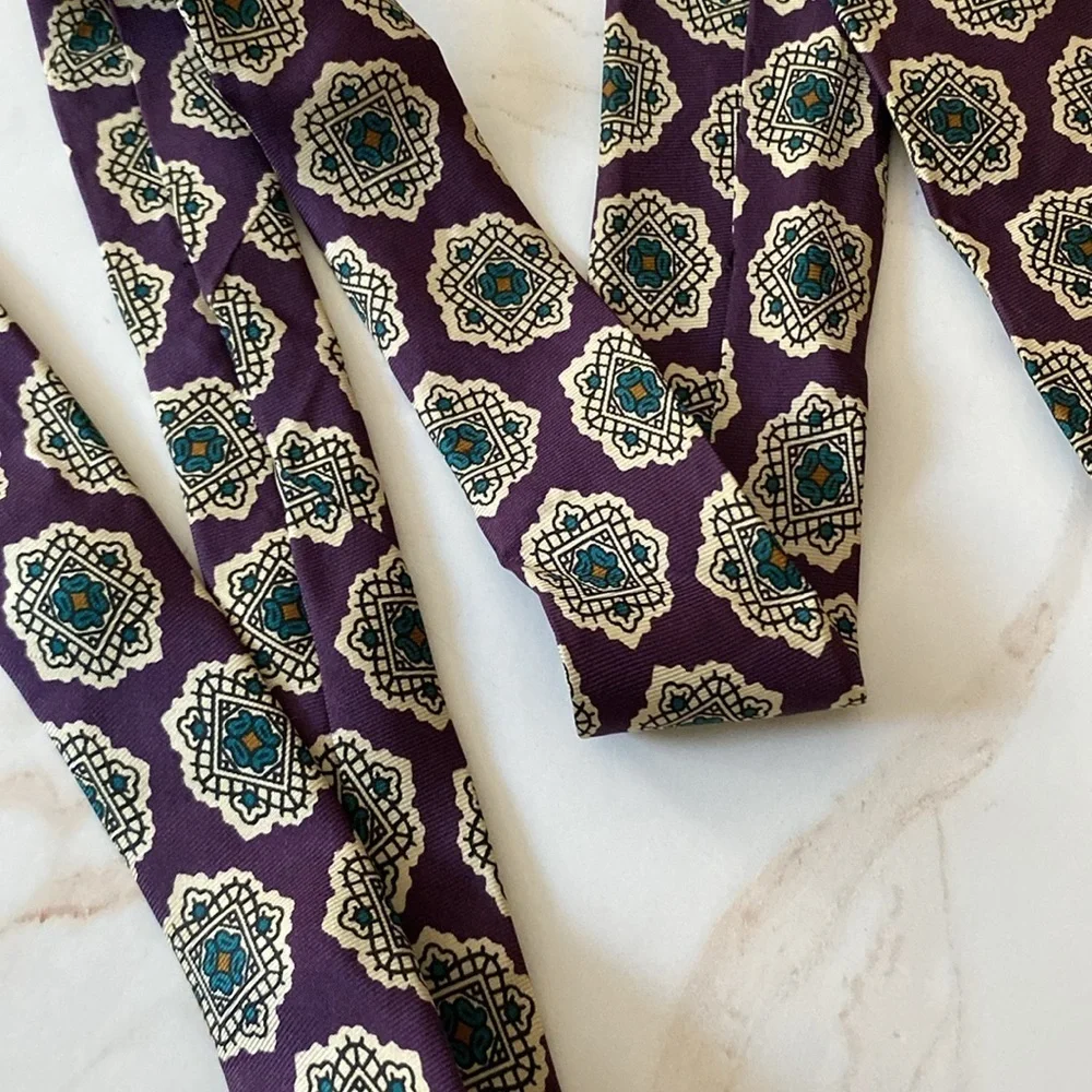 Elegant Floral Patterned Tie